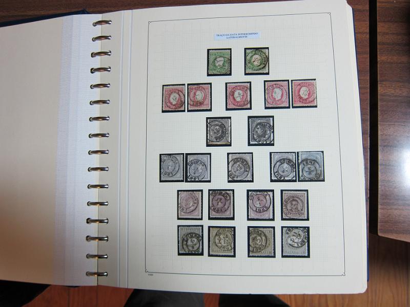 0019 (65).JPG -     Lote:    19      Marcofilia      Lotes Especiais       Descrição:         Portugal. Colecção especializada de carimbos de duplo círculo, tipo 1852, montada em 4 álbuns Lindner, com selos de diversas emissões e cartas, com estudo minucioso de cada marca. Lote a ver.         Lote       Valor Base:     &euro; 2.500,00     Valor Venda:     Retirado     